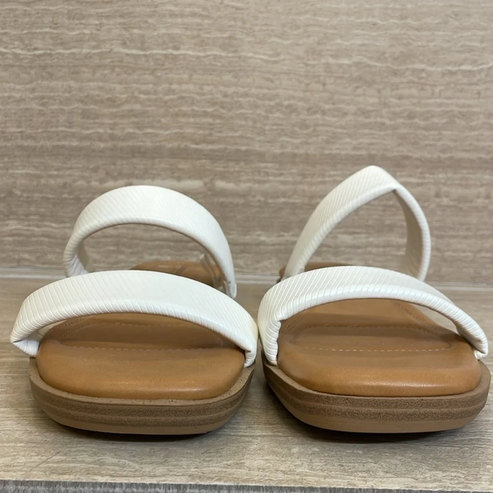 LONDON FOG UEC Wonens Size 7.5 White “Felicia” Two band slip on flat sandals - Picture 4 of 10